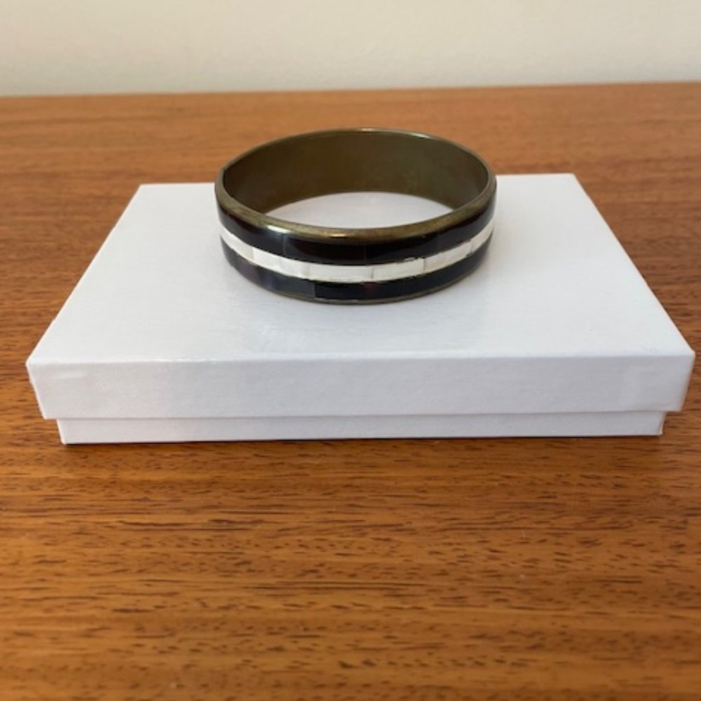 Striped black and white bracelet